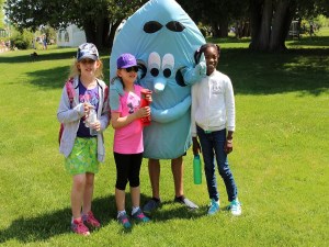 water drop mascot with three kids holding their reusable water bottles